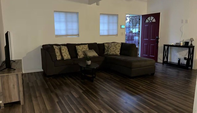 Charming 2-bedroom house with WiFi and AC in Lancaster