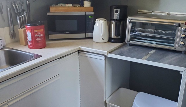 Charming 2-bedroom house in beautiful Kelowna with WiFi, AC