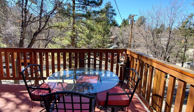 Charming 2 bedroom house in Big Bear with AC Deck BBQ Firepit Fireplace Private