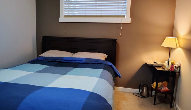 Charming 2-bedroom house with WiFi, fitness room in nice Edmonton
