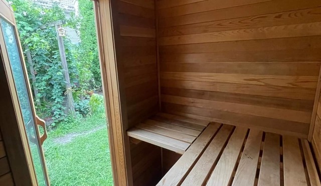Charming 2-bedroom house in Brockton Village with Garden and Sauna
