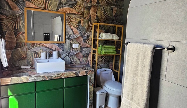 Charming 2-bedroom house with WiFi, AC in serene Parrita