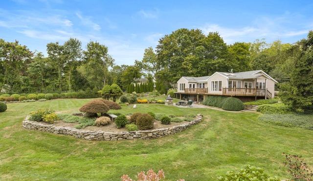 Charming 2-bedroom house on 2 dog friendly landscaped acres in lovely Chester