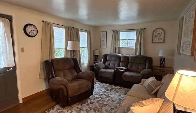 Charming 2-bedroom house in peaceful De Pere with WiFi. Outdoor fire pit.