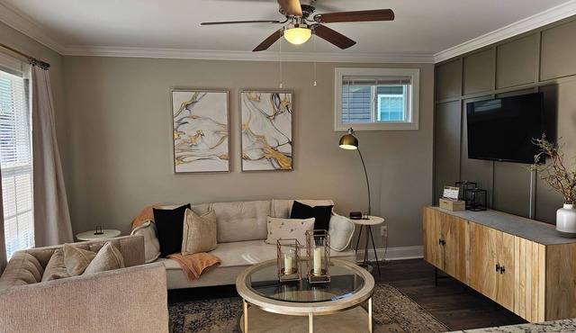 Charming 2-bedroom house in downtown Hickory conveniently located!