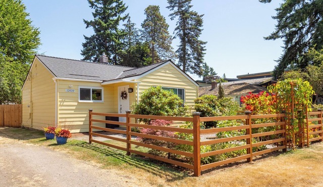 Charming 2-bedroom house in terrific north Seattle location