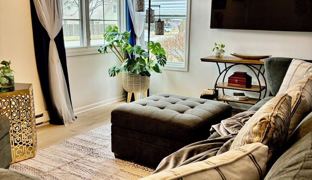 Charming 2-bedroom house with Feather Theme , WiFi in excellent Aurora