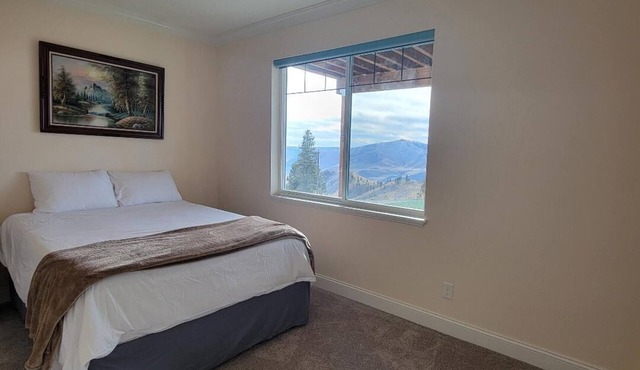 Charming 2-bedroom house in delightful Chelan with WiFi Helicopter tours, view