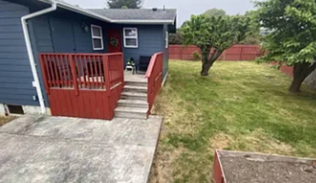 Charming 2-bedroom house in beautiful Eureka with private fenced in yard