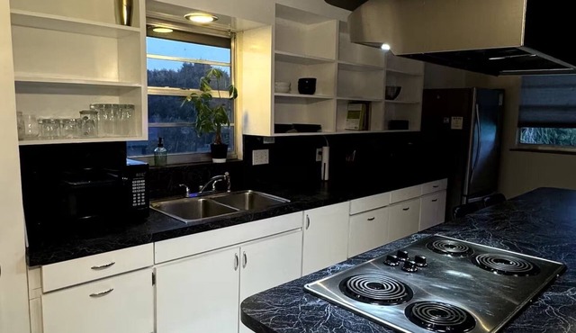 Charming 2-bedroom house in Stuart with WiFi and AC