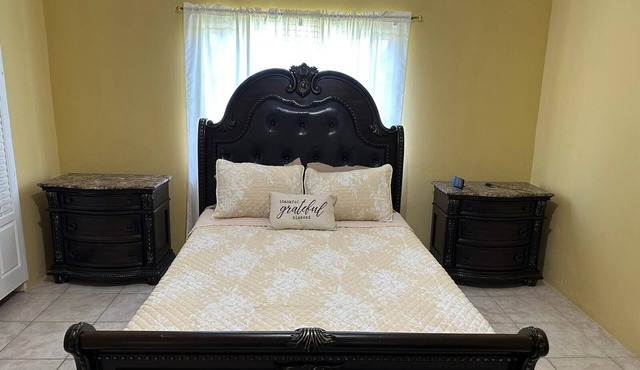 Charming 2-bedroom house with WiFi, AC in fabulous Black River