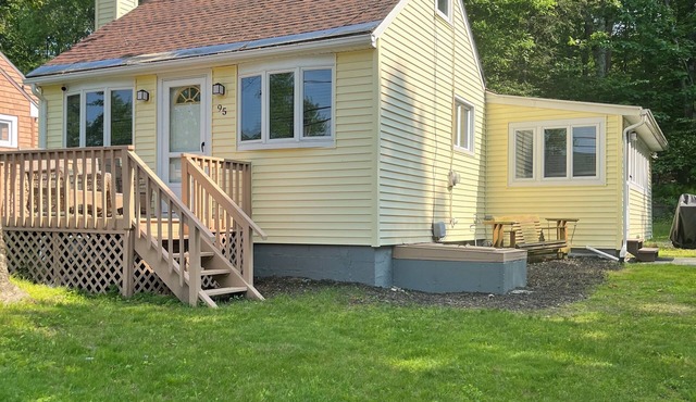 Charming 2-bedroom Lake Front Cottage with WiFi, AC in welcoming Harwinton
