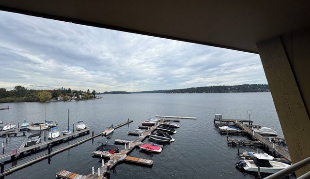 Charming 2-bedroom lakefront condo in Seattle. Top-floor unit.