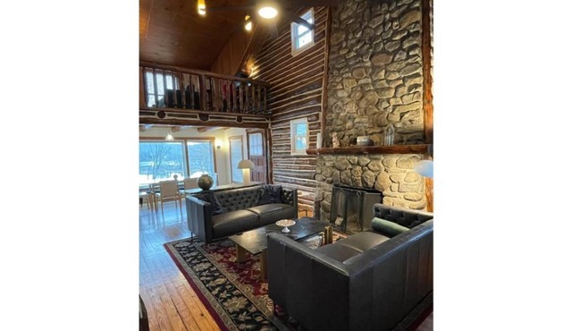 Charming 2 bedroom log cabin on a serene lake