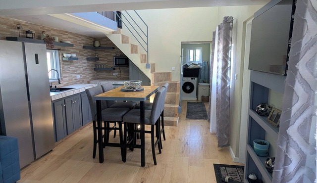 Charming 2-bedroom Mountain Tiny House in Cochrane with WiFi.