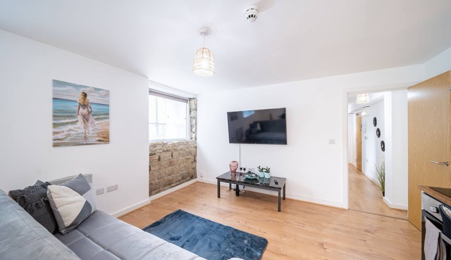 Charming 2 Bedroom Next to Kirkstall Centre Leeds
