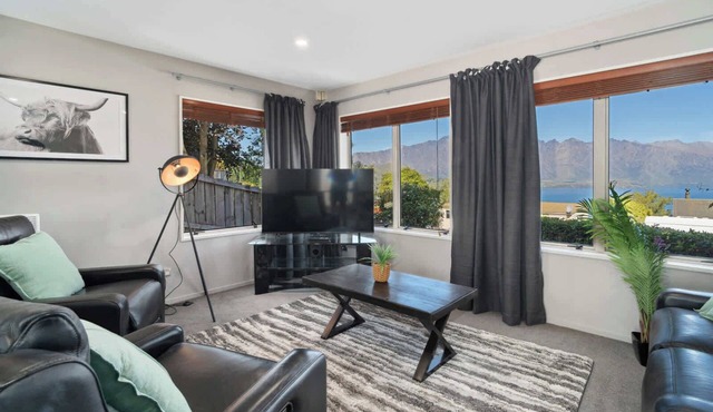 Charming 2 bedroom with fantastic views!