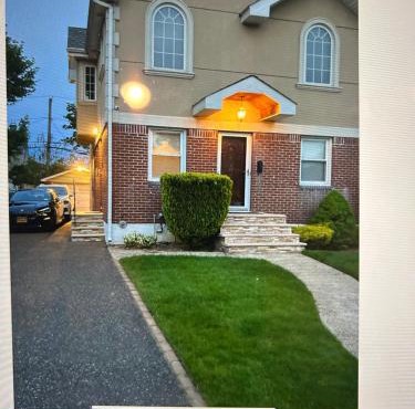 Charming 2 Bedroom One Block from UBS Arena!