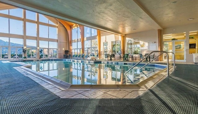 Charming 2-bedroom resort in brilliant Hancock with AC, Jetted-Tub, WiFi, Pool
