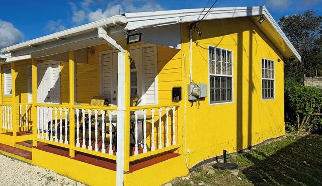 Charming 2-bedroom Sunshine Cottage on south coast with WiFi, AC