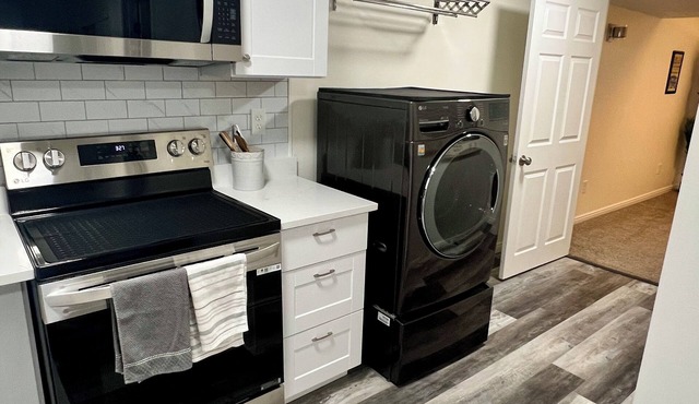 Charming 2-bedroom unit in delightful area. Close to downtown and ski resorts.