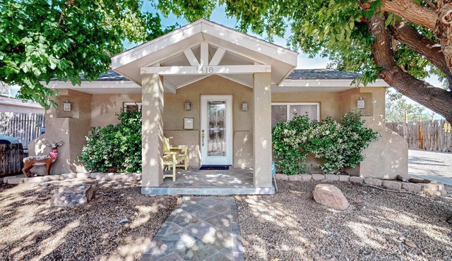 Charming 2-bedroom bungalow in beautiful Albuquerque w/AC, WiFi, great location.