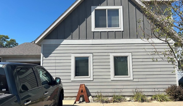 Charming 2-bedroom w/loft cabin with AC, WiFi in serene Arnolds Park/Bridges Bay