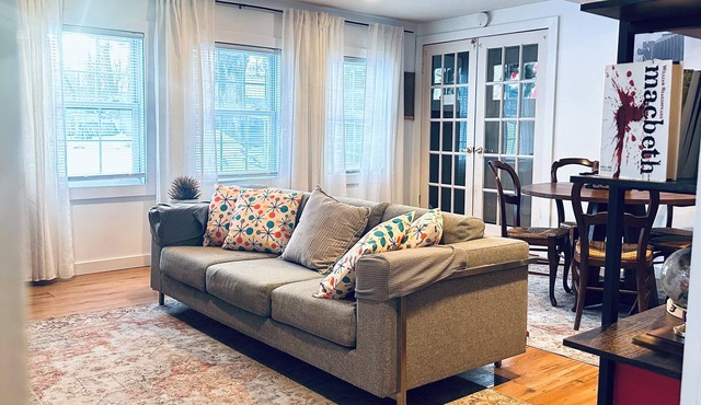 Charming 2-bedroom farmhouse with WiFi and AC in fabulous Bloomington