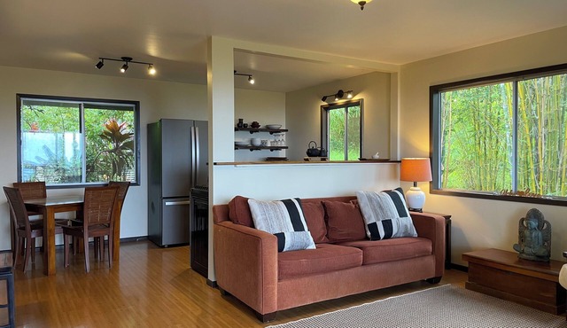 Charming 2-bedroom apartment on beautiful farm in Honaunau with WiFi