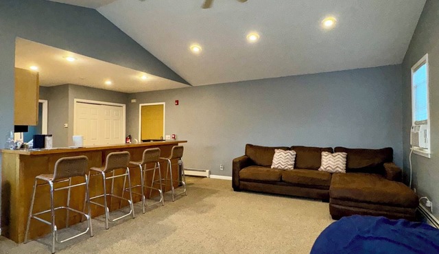Charming 2-bedroom apartment with WiFi, AC in fabulous Seneca Falls