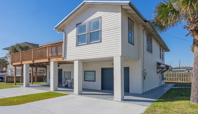Charming 2-bedroom house in superb St. Augustine. Located in Vilano Beach.