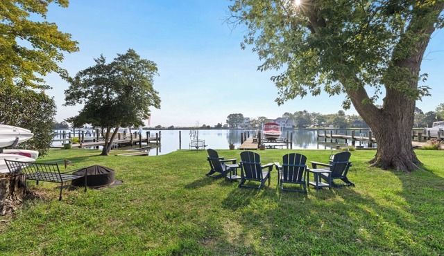 Charming 2-bedroom waterfront cottage in peaceful Stevensville with AC, WiFi
