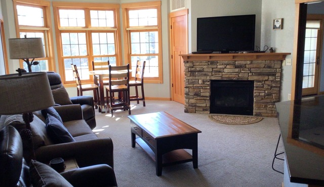 Charming 2-bedroom condo with AC, WiFi in superb Three Lakes