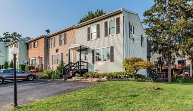 Charming 2-bedroom townhome in Valley Green with WiFi