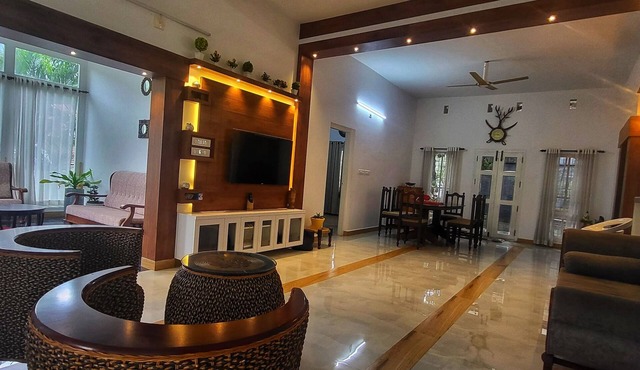 Charming 2-bedroom villa with WiFi, AC in picturesque Munnar