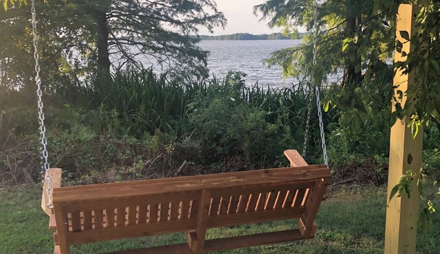 Charming 2-bedroom waterfront cottage on Reelfoot Lake in Samburg, TN