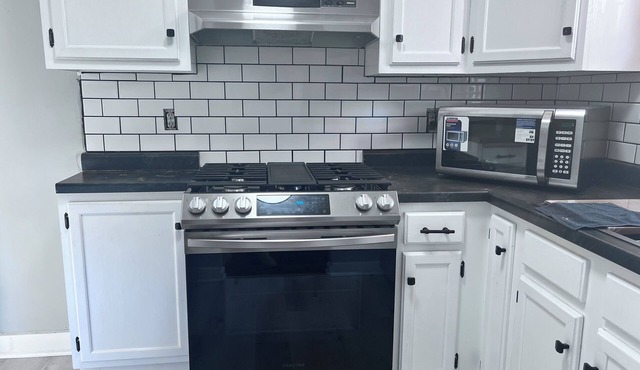 Charming 2-bedroom with AC, WiFi Kansas Escapes 3