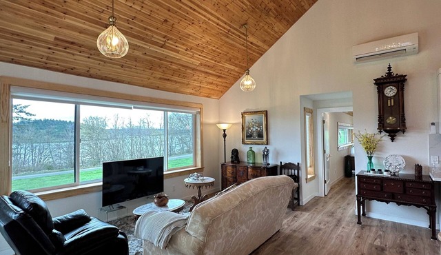Charming 2 beds and 2 baths beach house adjoining to deception pass park