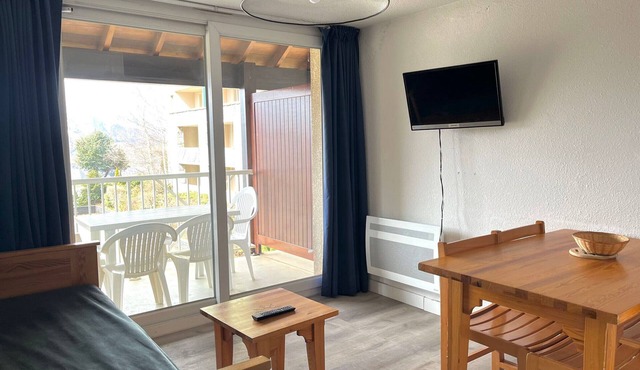 Charming 2-BR Apt for 4, Near Slopes, Stunning Views, Parking & Spa Access in Peyragudes