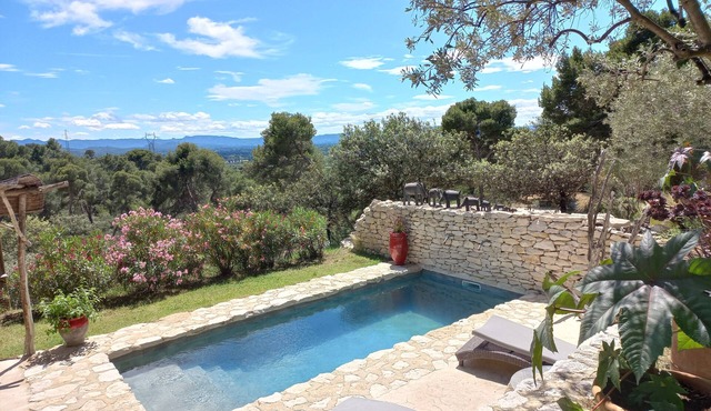 Charming 2-person gite with pool between Luberon and Alpilles