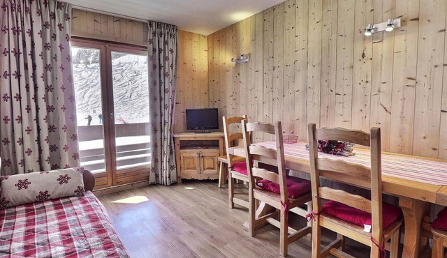 Charming 2-room flat, south facing, on the slopes