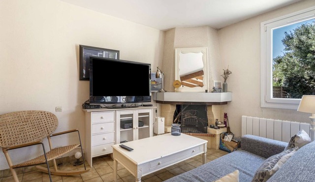 Charming 2-Room House, Mezzanine, 6 Sleeps, Near Beach, WIFI