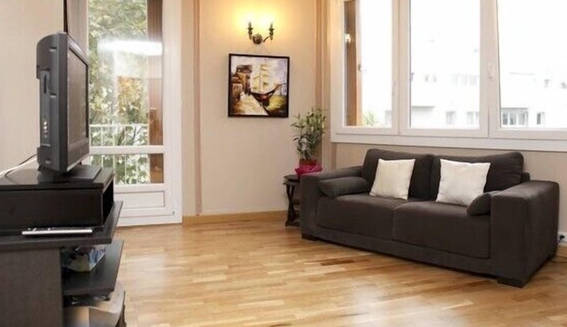 Charming 2 rooms at Buttes Chaumont (Paris 19th)