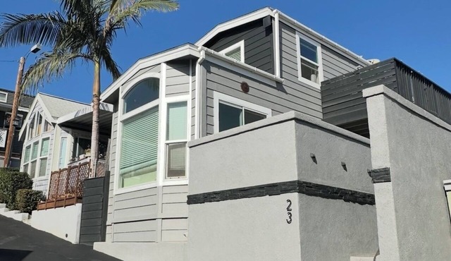 Charming 2-story cottage - Private Deck AND Balcony with view - ENTIRE HOUSE