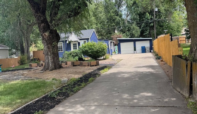 Charming 2bdrm set back from the road, offering your own private city retreat.