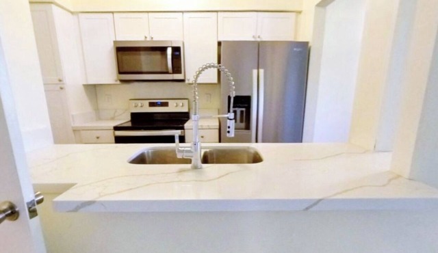 Charming 2bedroom apartment with WiFi,AC and park view in delightful Bakersfield