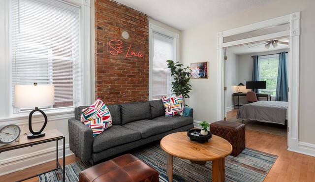 Charming 2BR + 1BA Gem in Tower Grove Park beautiful location w/high speed WiFi