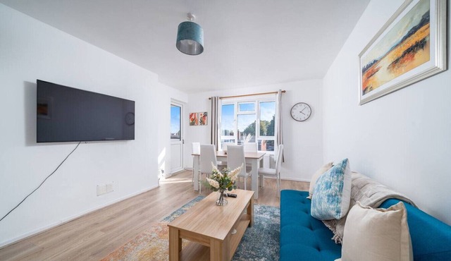 Charming 2BR Apt | Heathrow Nearby