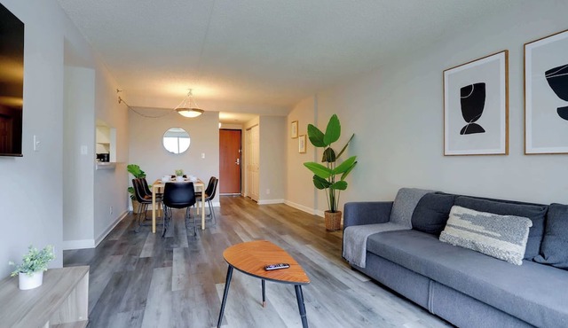 Charming 2BR Apt in Great Location