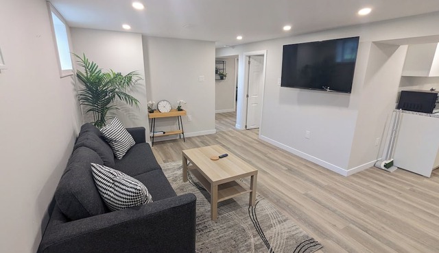 Charming 2BR at walking distant from Mall, retails, parks and restaurants.